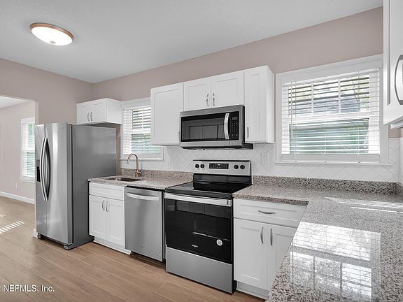 4th image of 944 Allison St