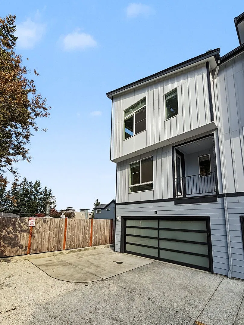 Fantastic Shoreline 4 Bed/2.5 Bath Townhome Available Now For $3995! — Photo 1