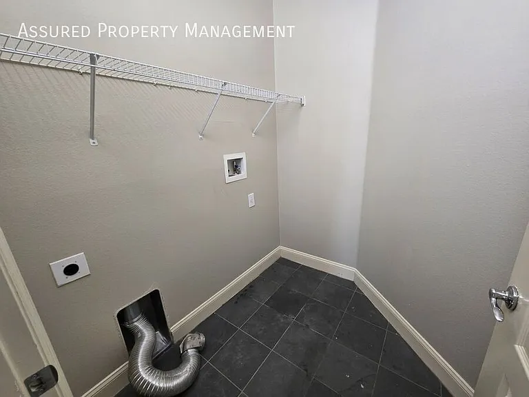 112 E Esther St — Photo 18