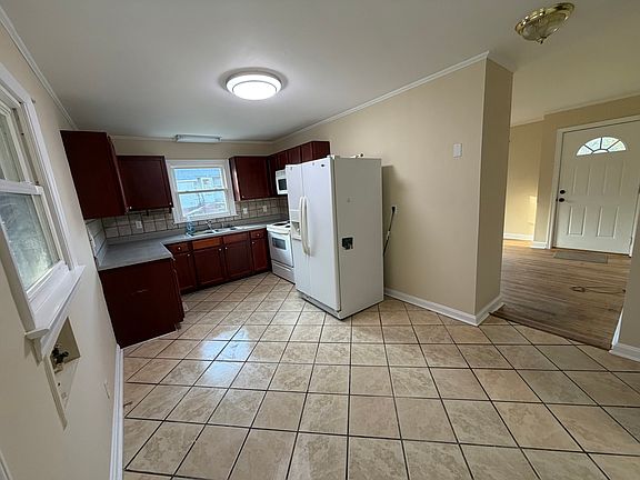 3rd image of 218 Spring St