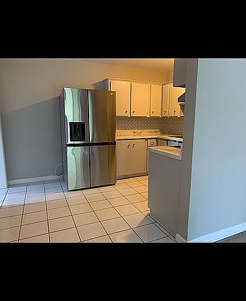 4th image of 1122 W Pratt St