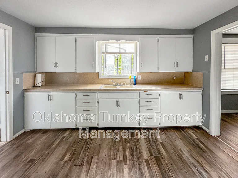 1104 W 8th St — Photo 4