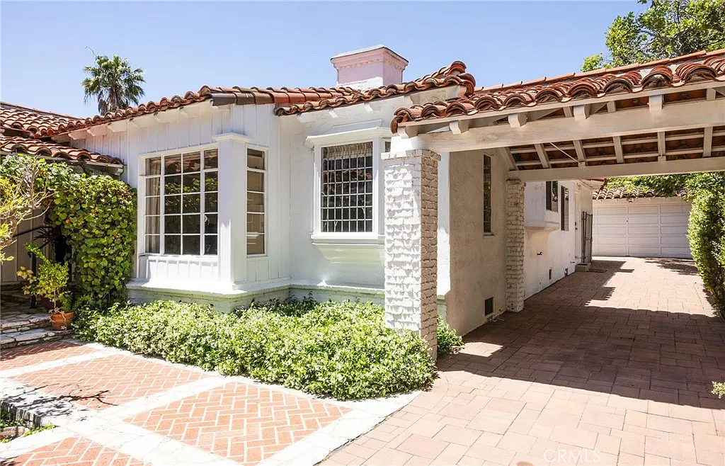 4 bed, 3.5 bath, 2803 sqft, $9,975 — Photo 3