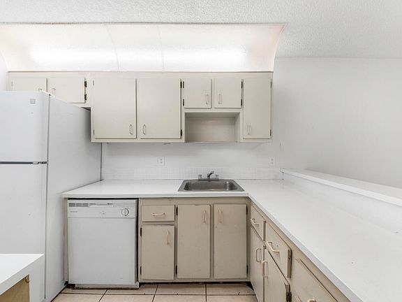 5th image of 2908 NE 8th Terrace #203