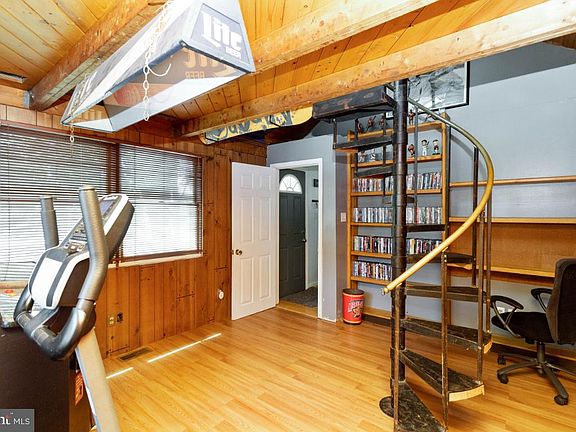 4th image of 904 Meadow Ave