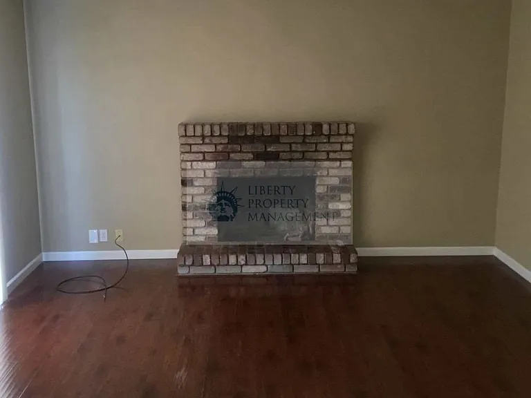 842 Amber Pl — Photo 2