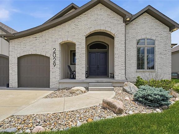 3rd image of 2029 NE Bluestone Dr