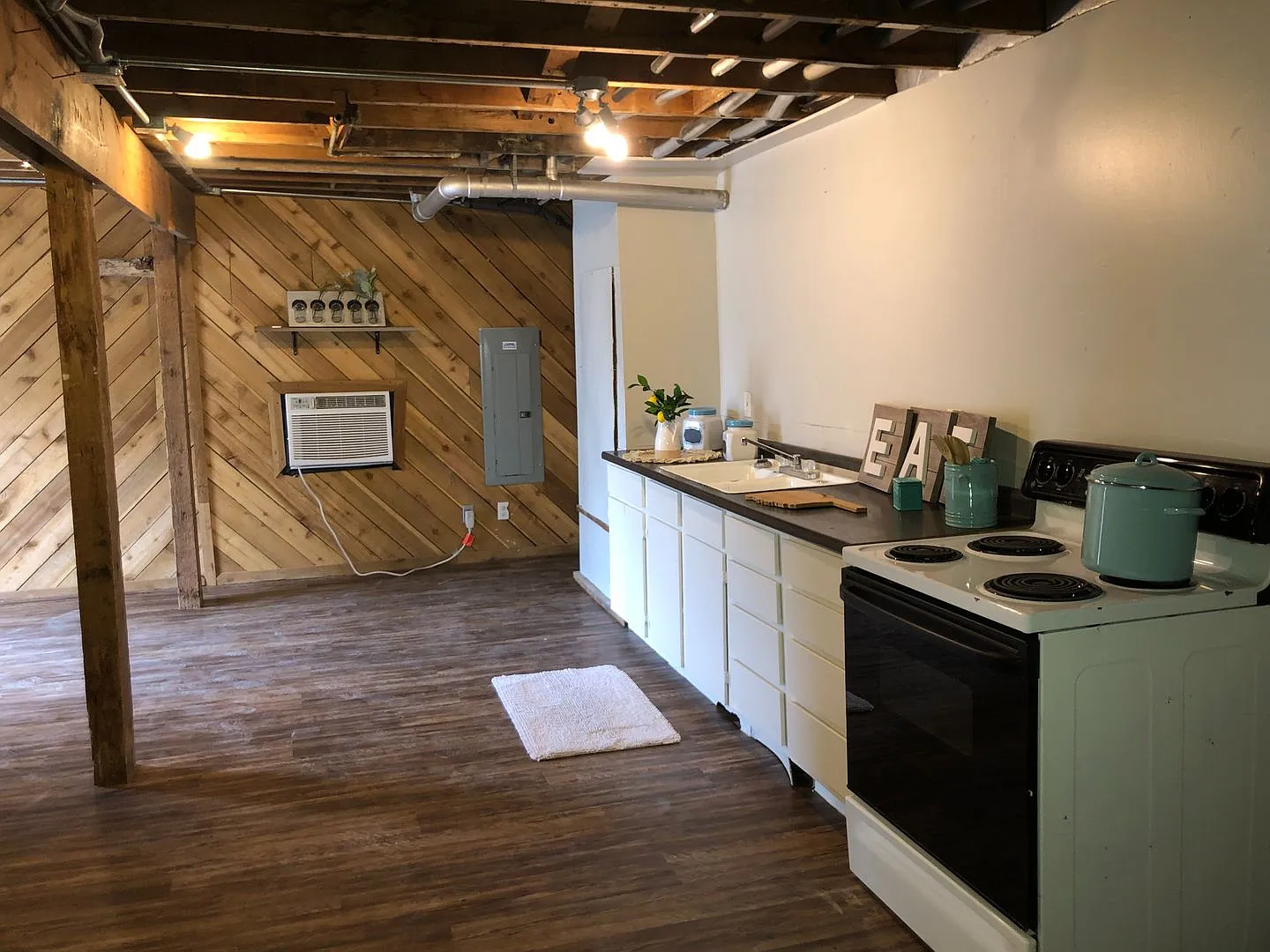 1 bedroom with 1 bath with a single garage, downstairs unit for rent ! — Photo 3