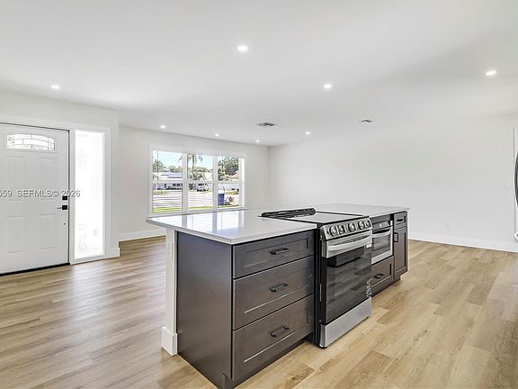 5th image of 404 Highwood Cir