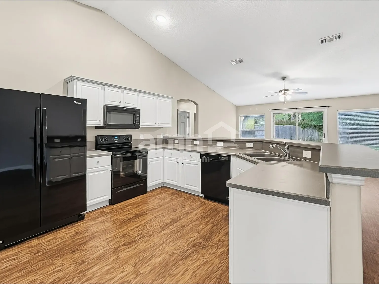 4 bed, 2.0 bath, 2132 sqft, $2,190 — Photo 4