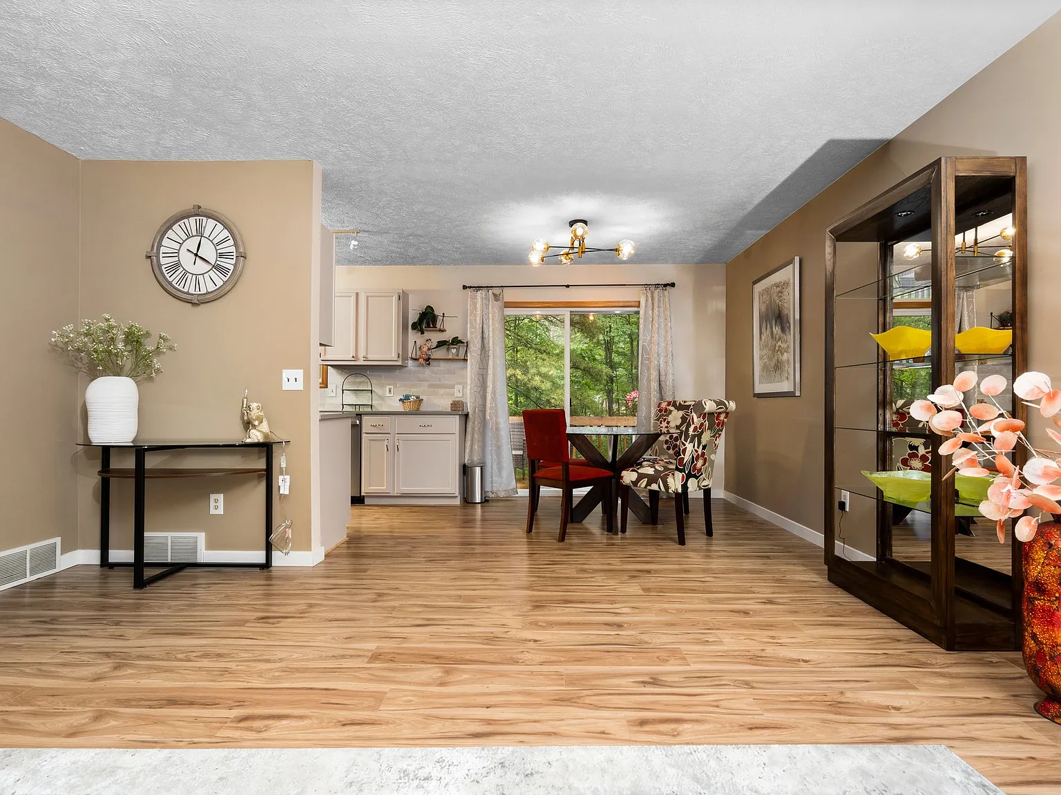 4 bed, 1900 sqft, $2,200 — Photo 3