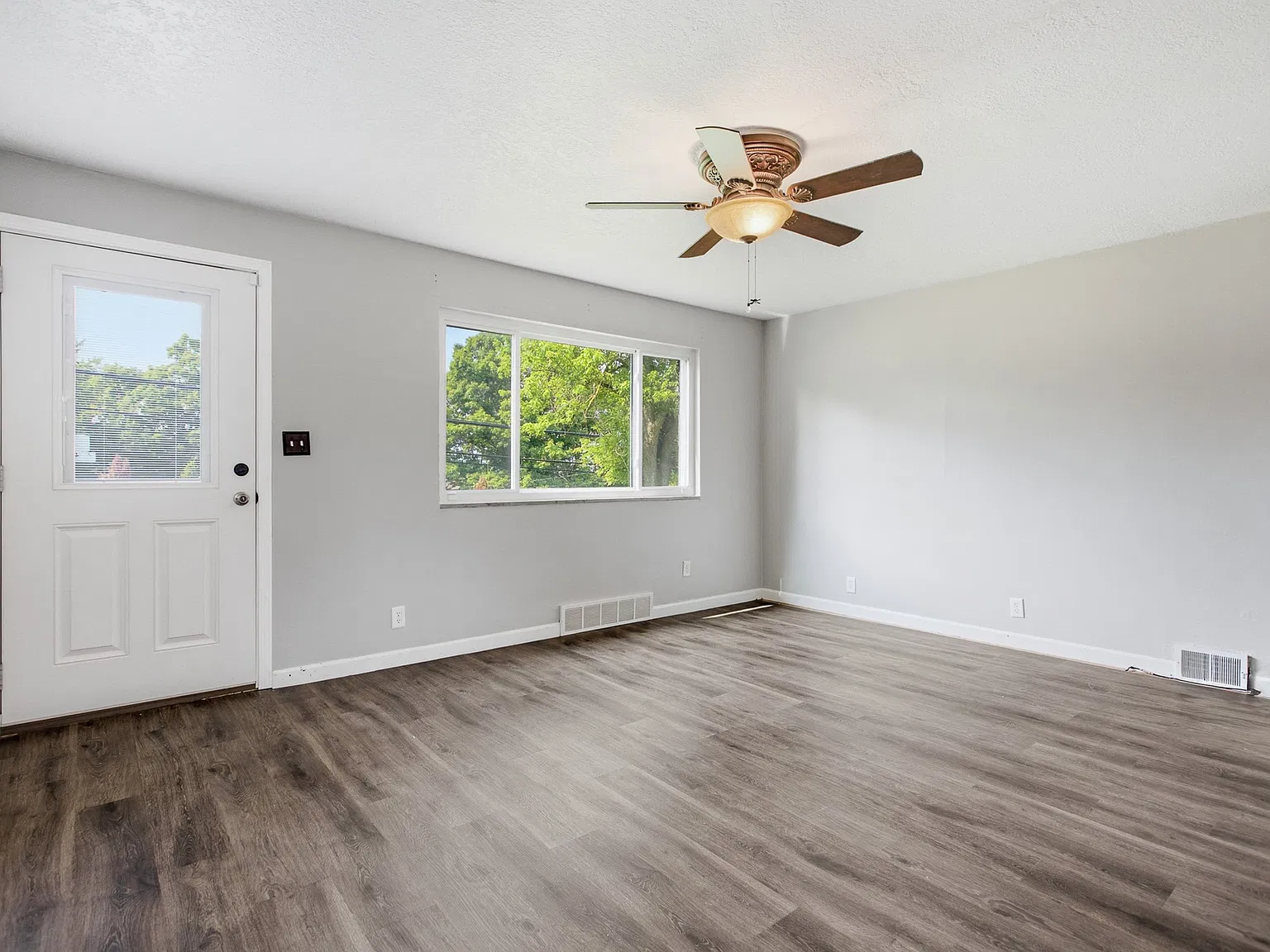 3 bed, 1026 sqft, $2,000 — Photo 3