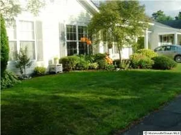 1 Greenwillows Dr, Lakewood, NJ 08701
