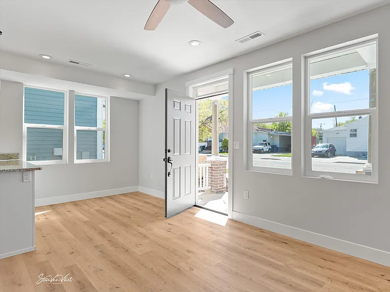 984 E Lander St — Photo 13