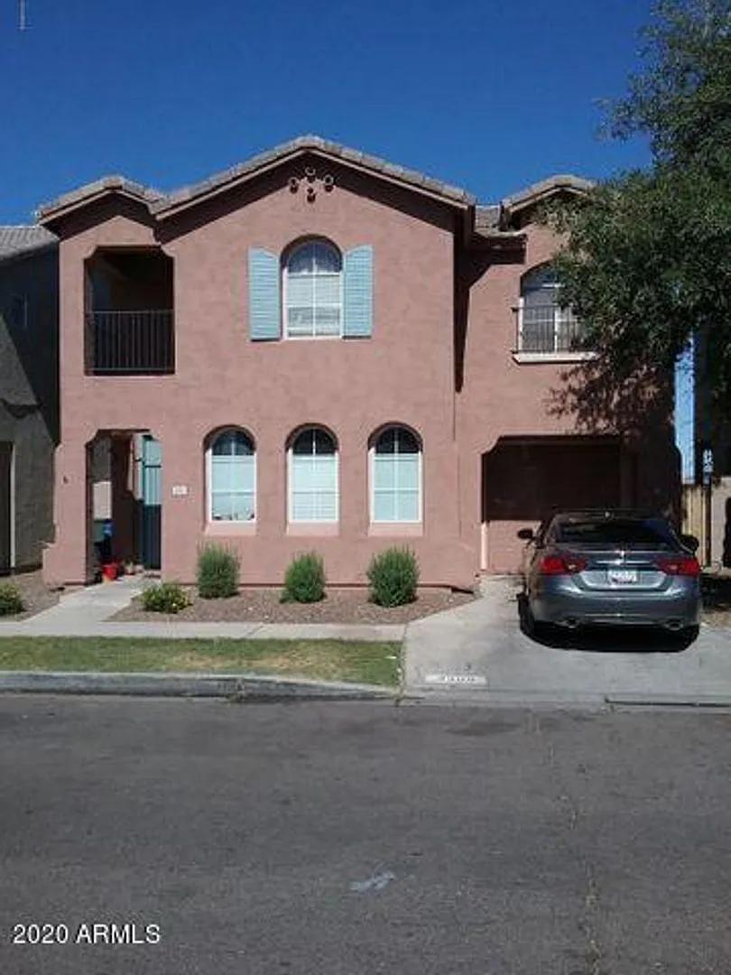 Clean**Modern**Perfect Location — Photo 1