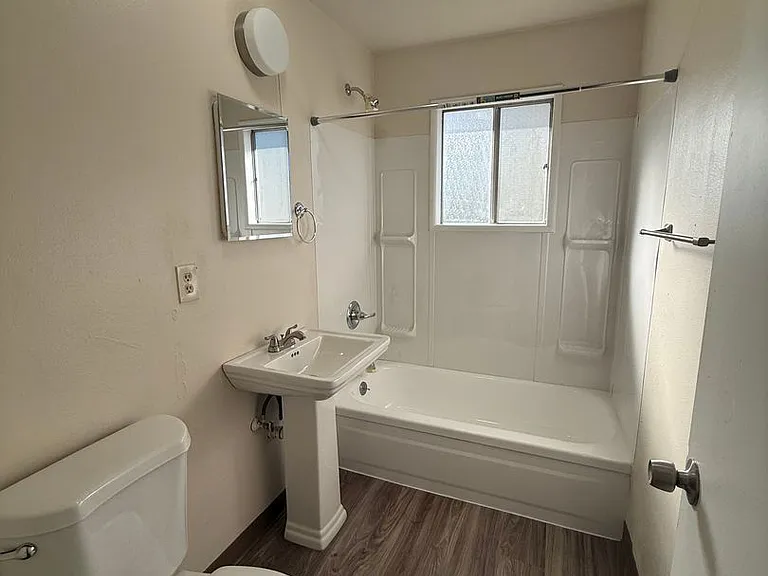 453-132 Stoneway Apartments — Photo 10