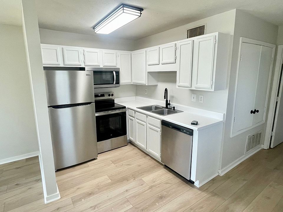 2nd image of 1529 Oak St #8
