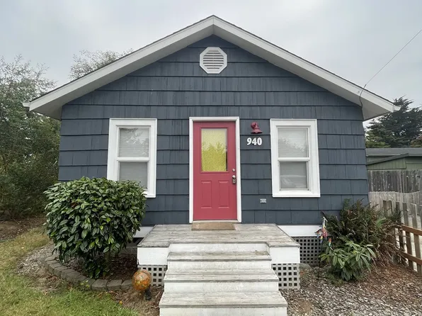 940 3rd St SE, Bandon, OR 97411