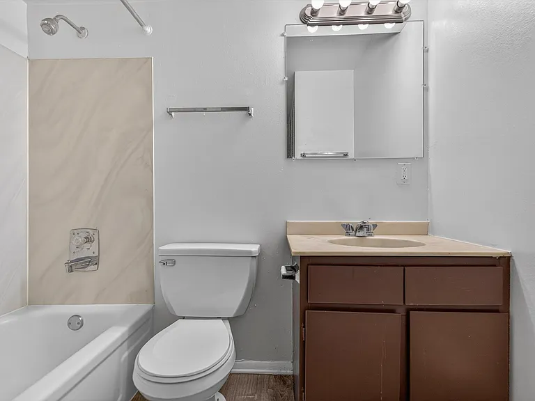 37-(Apt 1C) 1x1- Bath