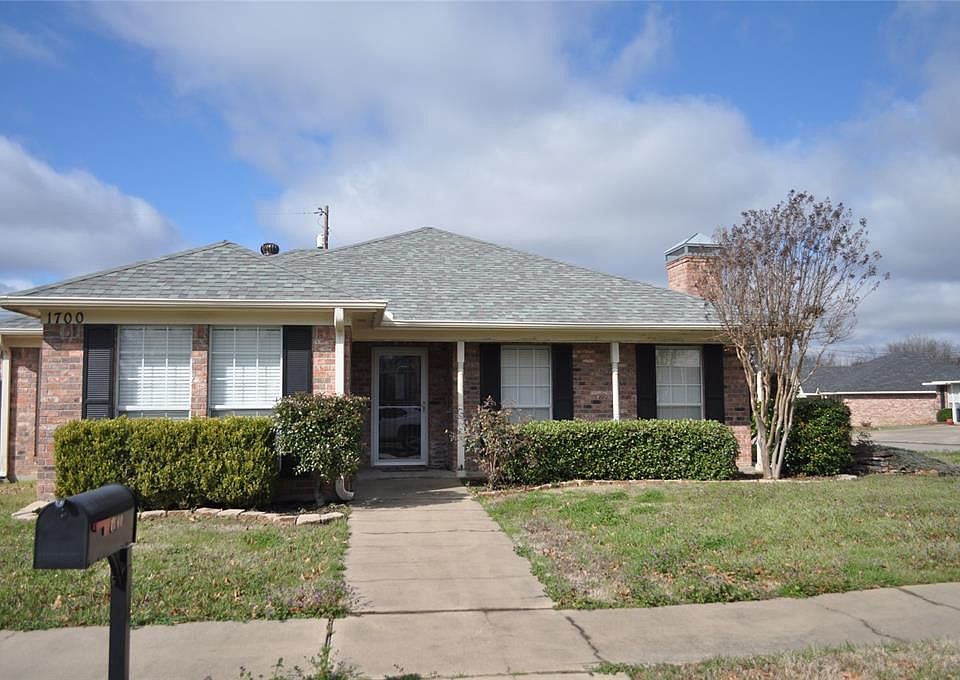 1st image of 1700 Red Oak Cir