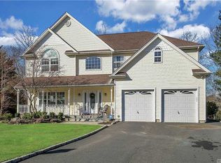 11 Crystal Ct, Smithtown, NY 11787