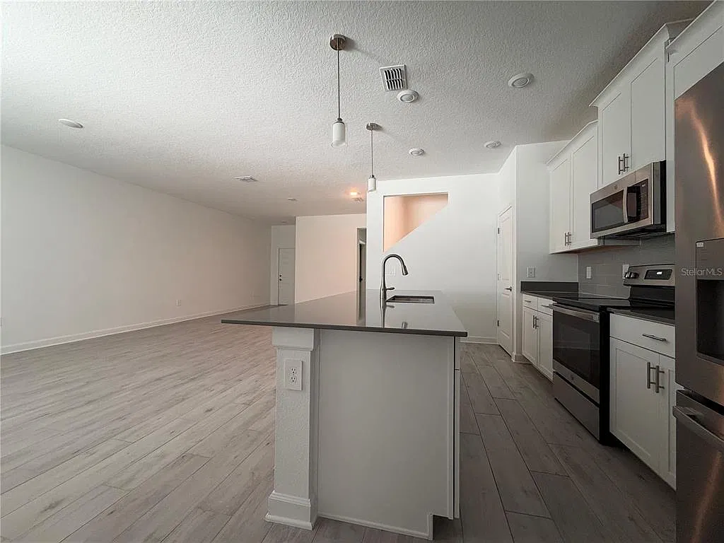 4 bed, 2.5 bath, 1996 sqft, $2,550 — Photo 3