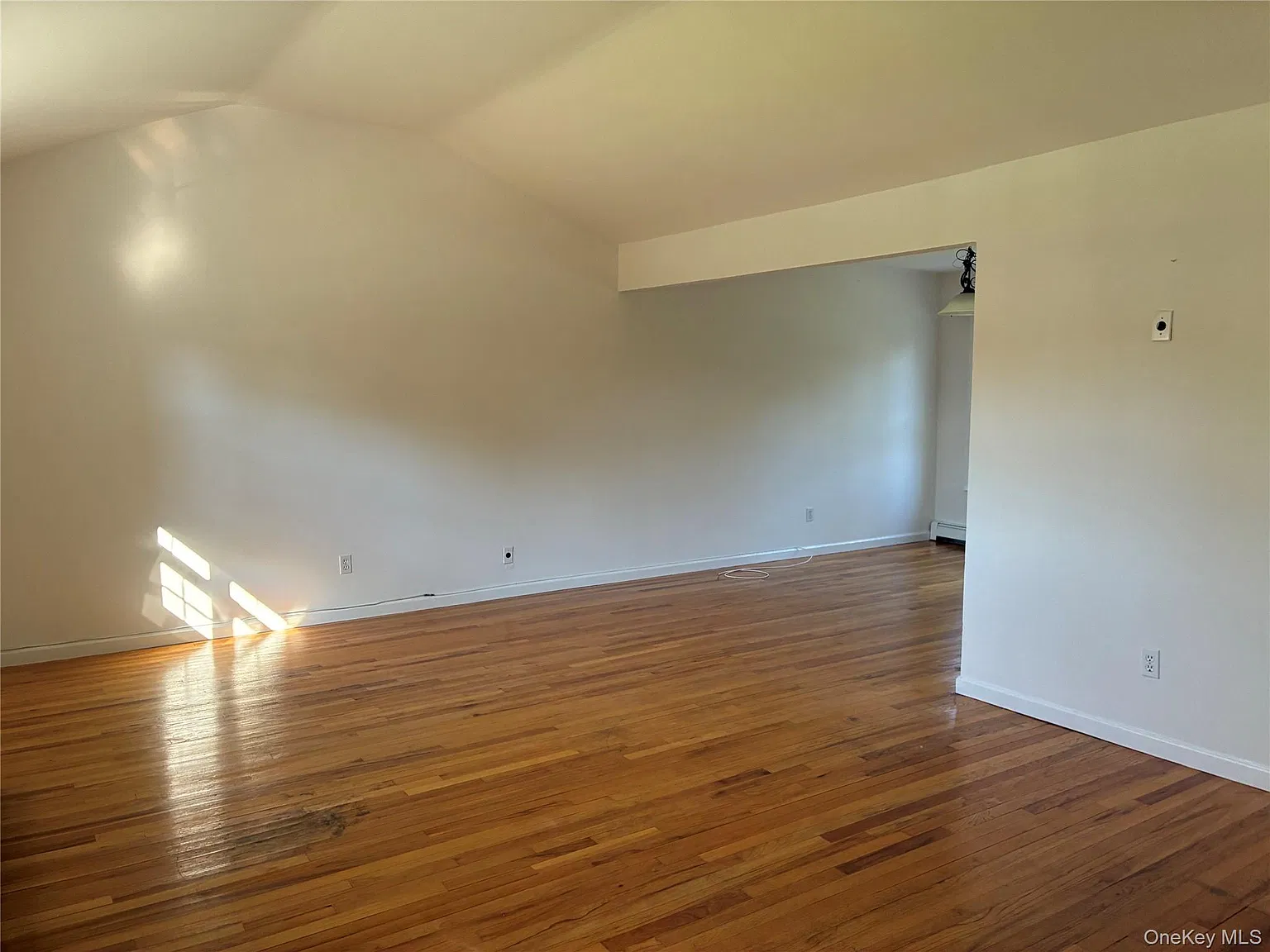 3 bed, 2.0 bath, 1200 sqft, $4,600 — Photo 3