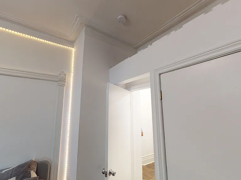 160 Beaconsfield Ave #1 — Photo 8