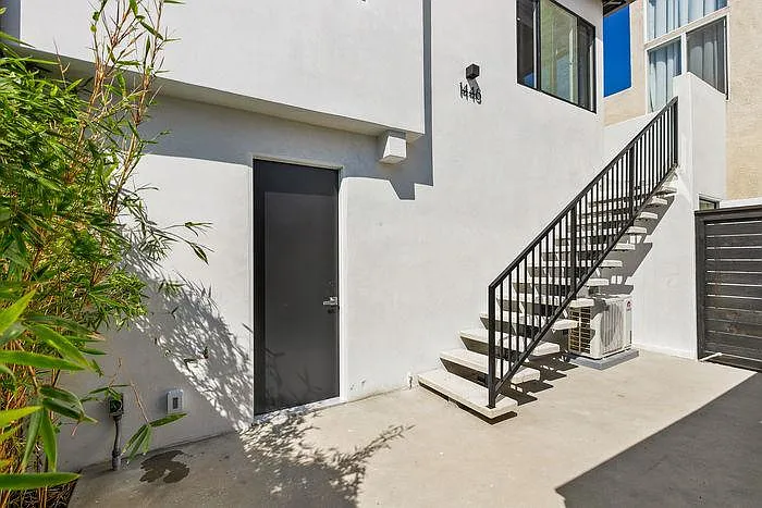 1446 Essex St — Photo 3