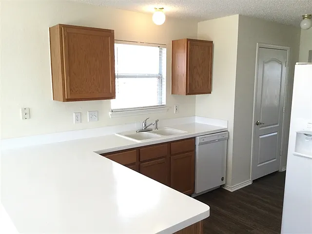 1004 Ashland Ct — Photo 3