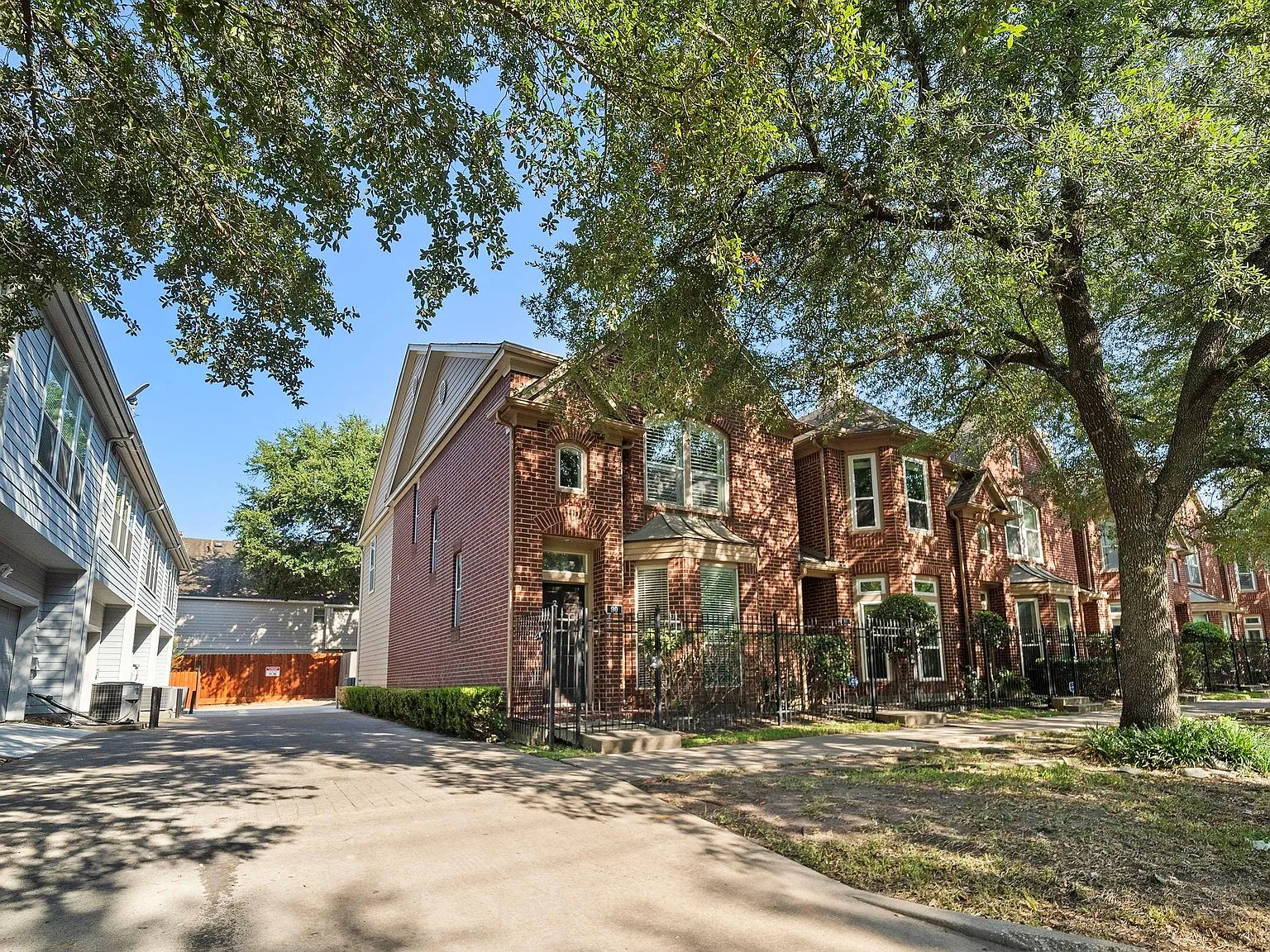 2 bed, 2.5 bath, 1727 sqft, $2,500 — Photo 2