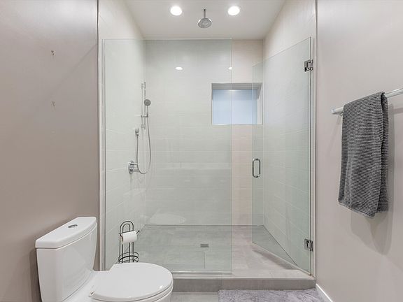 4th image of 1544 W North Ave #401