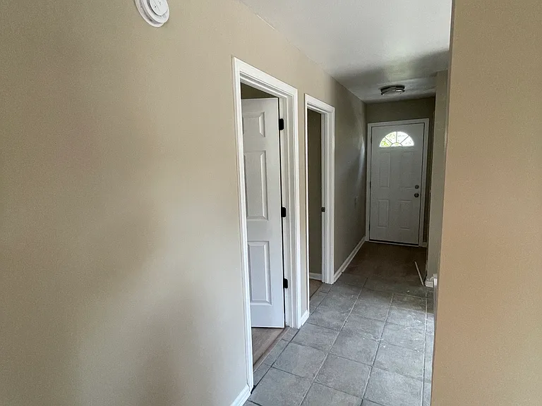 521 Swann St — Photo 6