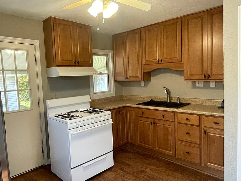 515 Alexander Dr — Photo 4
