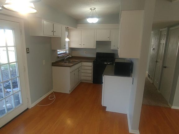 3rd image of 109 Carolyn Dr
