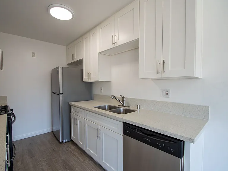 15128-44 Burbank Blvd — Photo 36