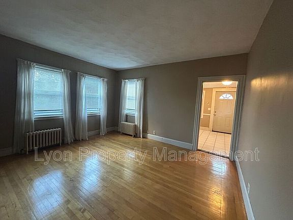 5th image of 18 Oaklawn Manor Dr APT 6