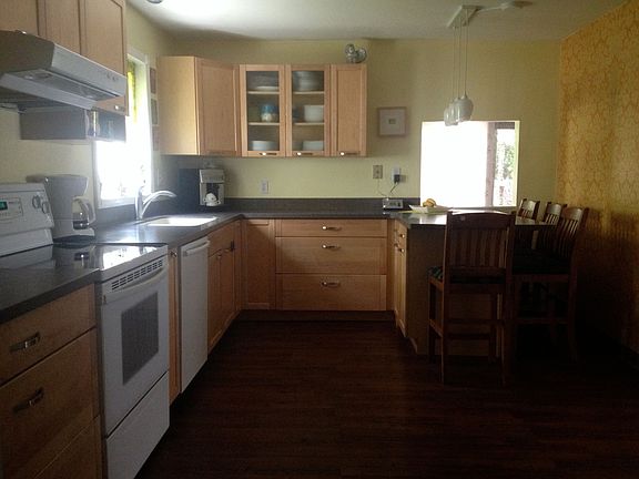 3rd image of 4 Willow Wood Park N