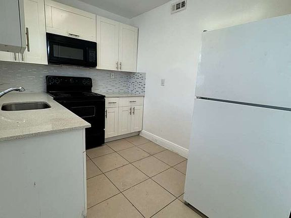 4th image of 575 NE 143rd St APT 303