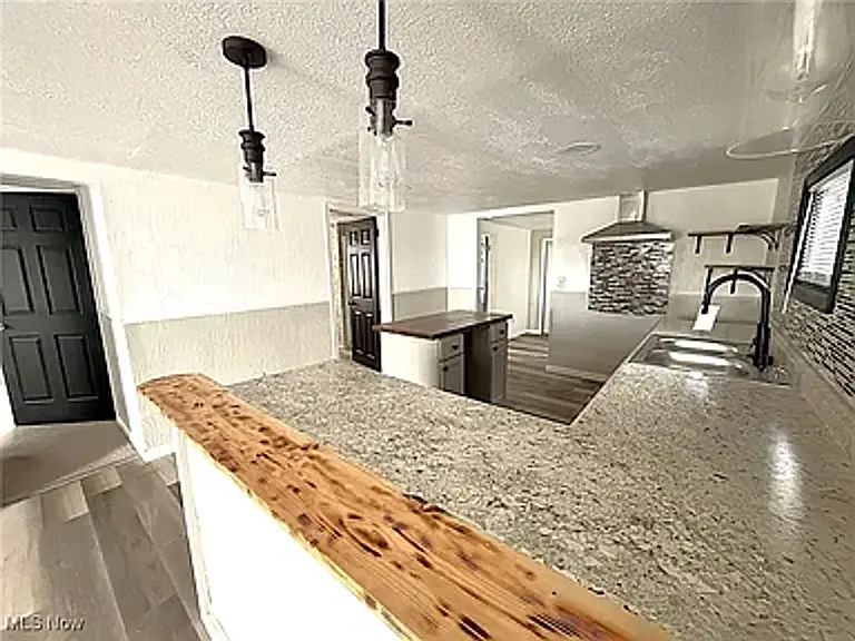 906 Daniels Ave — Photo 5
