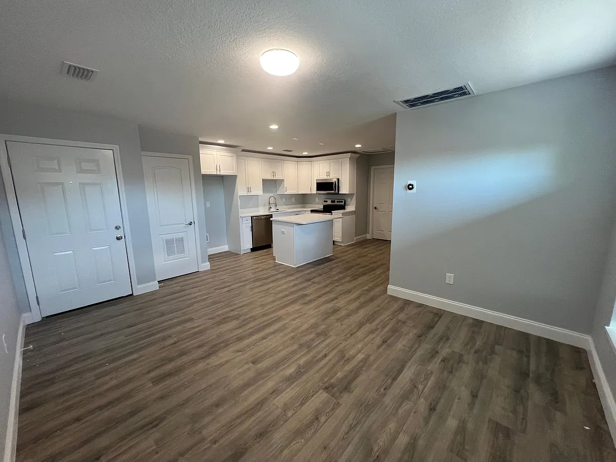 Building Photo - 2736 W Chestnut St #2