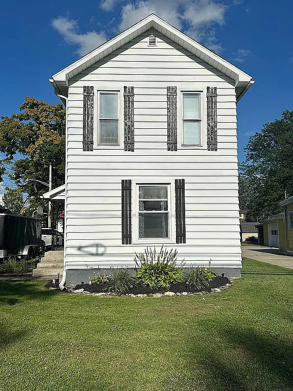 209 S Maple St photo 1