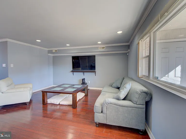 1119 W Master St — Photo 3