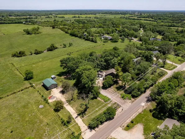 6040 NW Green Hills Rd, Topeka, KS 66618