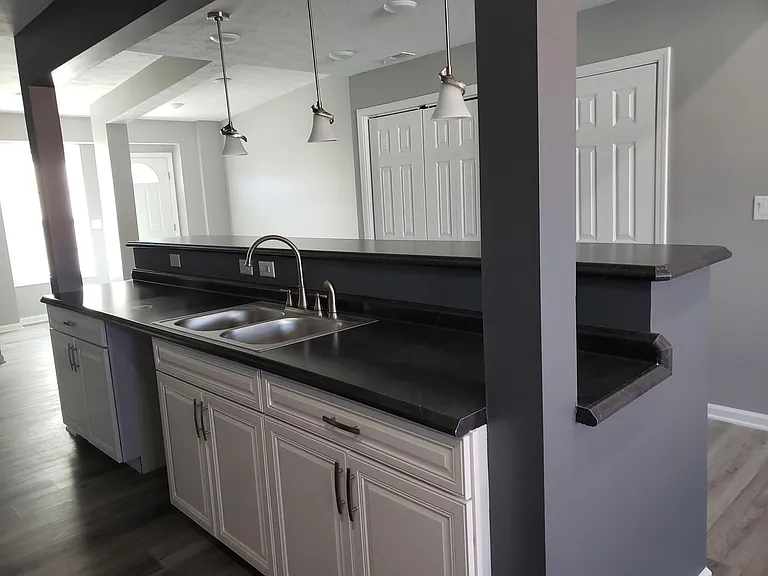 438 E Beecher St — Photo 3