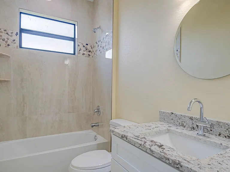 637 Cardinal St E — Photo 2