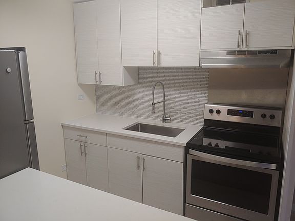 5th image of 700 W Bittersweet Pl APT 609