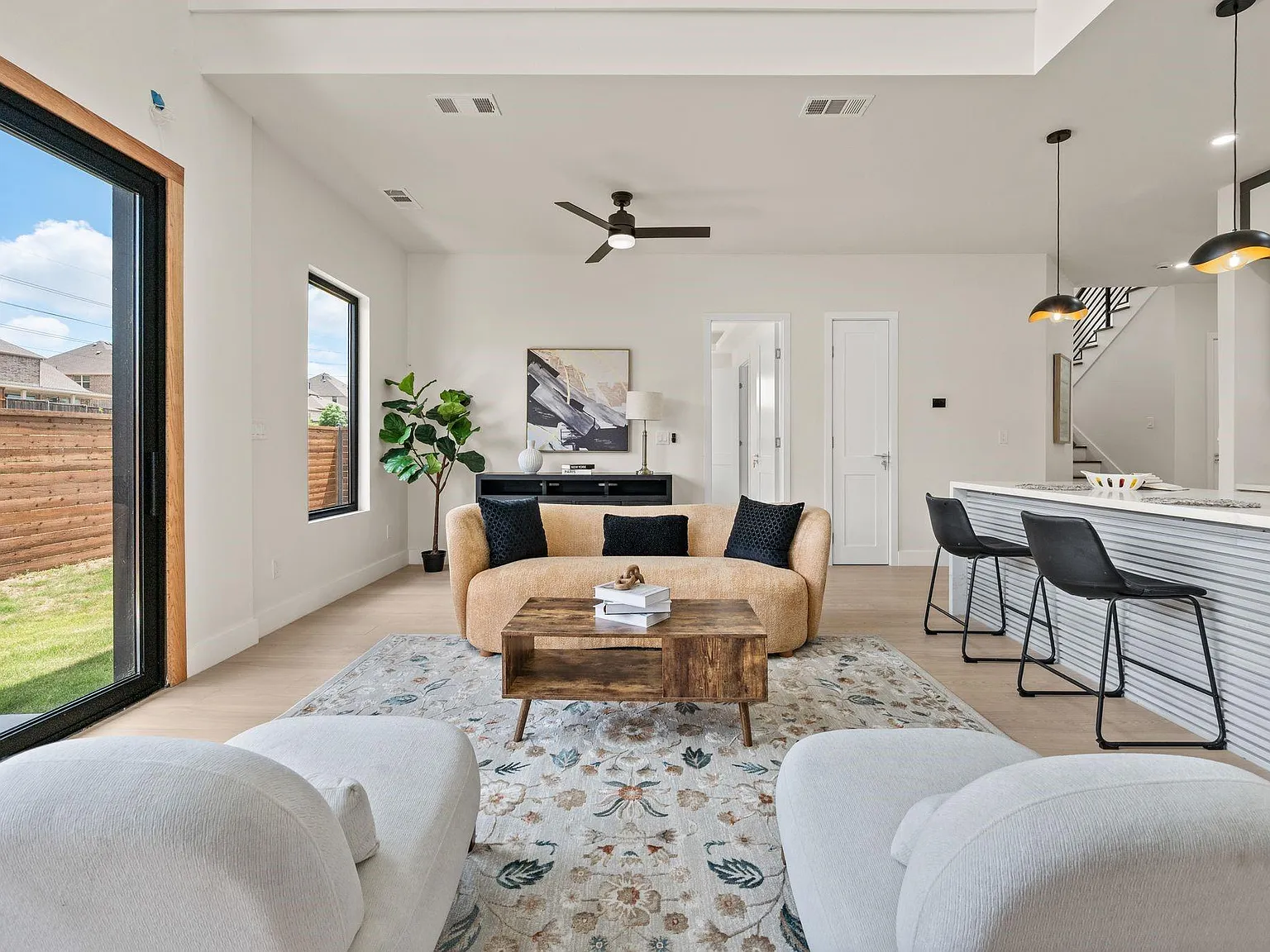 4 bed, 4.5 bath, 3200 sqft, $3,400 — Photo 3