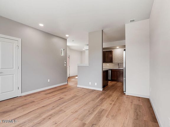 Living Room 3 (unit B)>