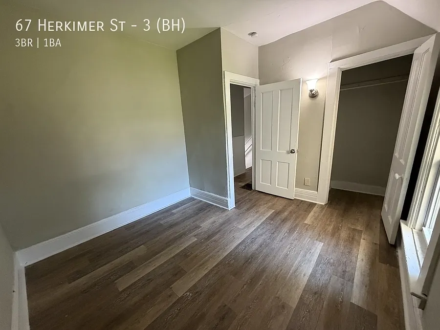 3 bed, 1000 sqft, $1,300 — Photo 3